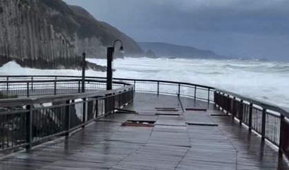 Dev dalgalar yürüyüş yoluna zarar verdi