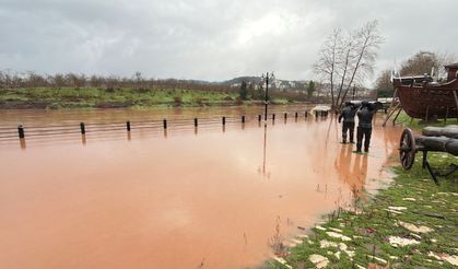 Eriyen kar ile sağanak birleşti; Bartın Irmağı taştı