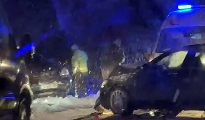 Karlı yolda kaydı, karşı şeritle çarpıştı: 6 yaralı