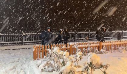 İlçe protokolü vatandaşlarla kartopu oynadı