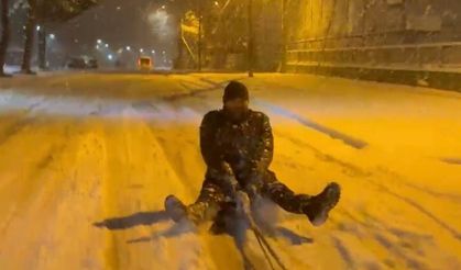 Kar keyfi kamerada: Şambrelle tehlikeli eğlence