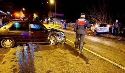 Kontrolden Çıktı, Park Halindeki Araca Çarptı: 3 yaralı