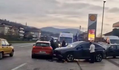 Bartın'da 3 aracın karıştığı kaza kamerada: 2 yaralı