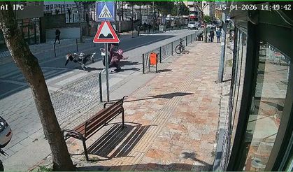 Anne ve bebeğine motosikletin çarptığı kaza kamerada