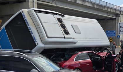 Üniversite Kavşağında Feci Kaza