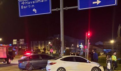 Otomobil önce araca, ardından yön direğine çarptı: 2 yaralı