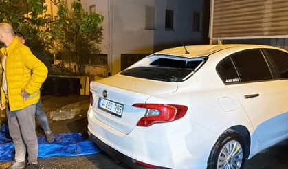 Bartın'da şiddetli rüzgar çatı uçurdu, 6 araç zarar gördü
