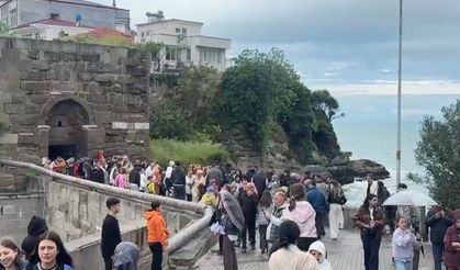 Sağanağın etkili olduğu Amasra'da bayram yoğunluğu