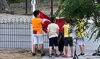Bartınlı Minik Yürekler, Düşen Türk Bayrağına Sahip Çıktı