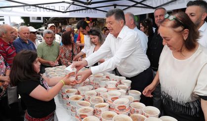 Başkan Yalçınkaya Vatandaşlara Aşure İkram Etti