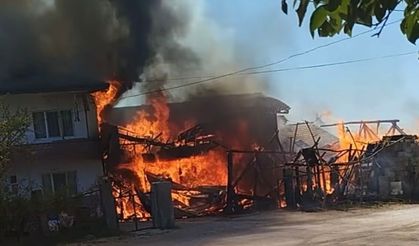 41 Derecelik Sıcakta Ev ve Ahır Küle Döndü