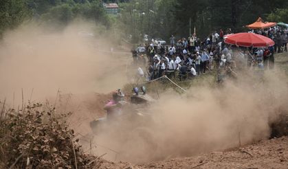 Önce Devrildi, Sonra Ağaca Çarptı! Yarışta Korkutan Anlar