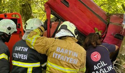 Bartın’da kontrolden çıkan otomobil ağaca çarptı: 3 yaralı