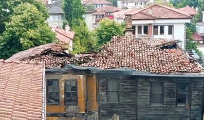 Yağış Sonrası Tarihi Binada Korkutan Manzara