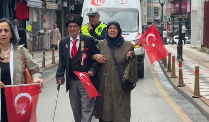 Gaziler yürüyüşünde yürekleri ısıtan görüntü
