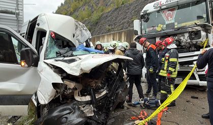 Minibüs ile TIR çarpıştı: 1 ölü, 11 yaralı