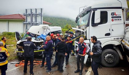 Tırla çarpışan minibüs sürücüsü son yolculuğuna uğurlandı