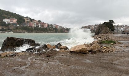 Bartın'da beklenen yağış başladı, Amasra'da dalgalar 2 metre