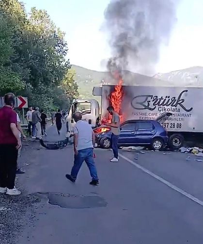 Zincirleme kaza; ölü ve yaralılar var