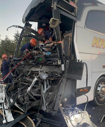 Yolcu otobüsü kamyona çarptı: 1 ölü, 10 yaralı