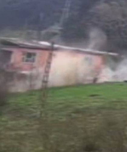 Heyelan nedeniyle 2 katlı ev çöktü; o anlar kamerada