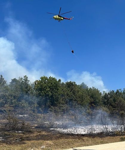 Komşuda orman yangınına helikopterle müdahale ediliyor