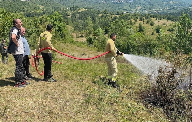 Kopan yüksek gerilim hattı teli yangın çıkarttı