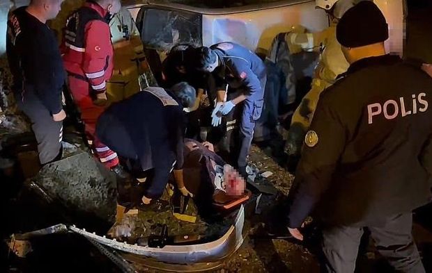 Takla atan otomobil sürücüsü araçta sıkıştı
