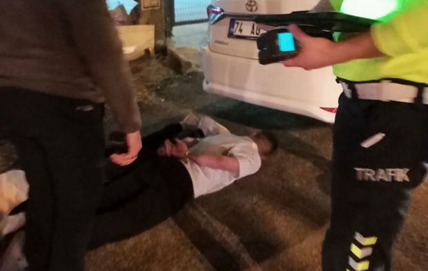 Sürücüsünün ‘dur’ ihtarına uymadığı otomobil polise çarptı