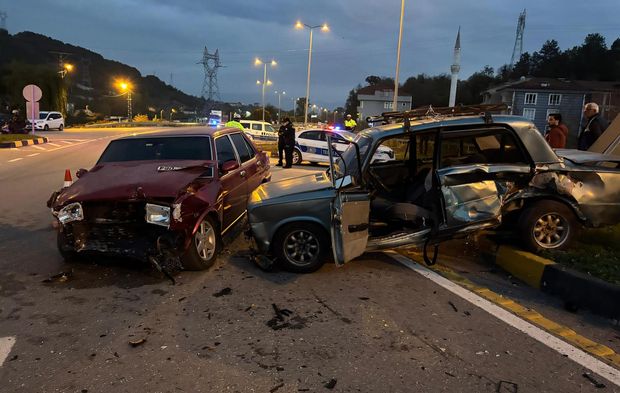 Bartın'da kavşakta iki otomobil çarpıştı: 6 yaralı