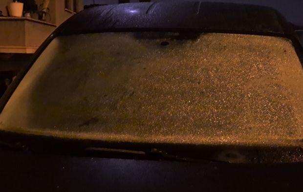 Sıcaklık 4 dereceye kadar düştü, araç camları buz tuttu