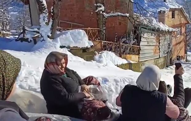 Bartın’da köylülerin naylon poşetle kar keyfi