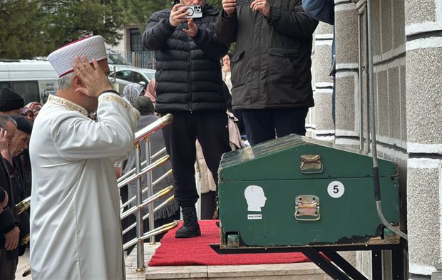 Denizde boğulan gencin cenazesi toprağa verildi