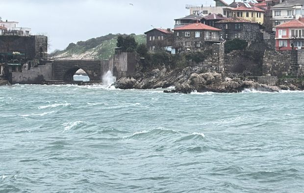 Amasra'da Hırçın Dalgalar
