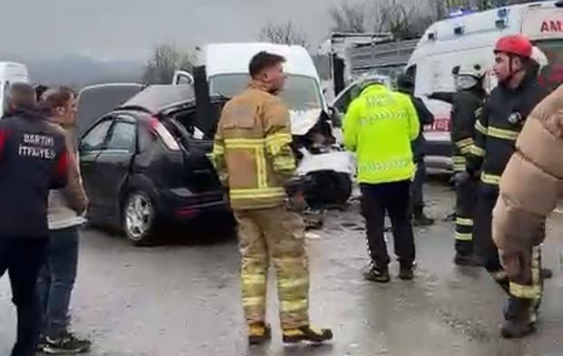 Akmanlar Mevkii’nde 3 Araçlı Trafik Kazası: 1’i Polis 2 Yaralı