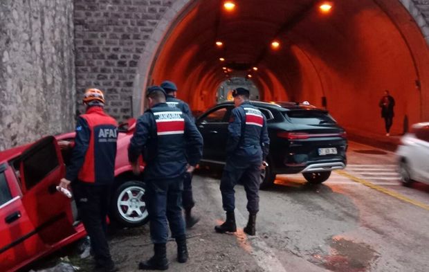 Tünel çıkışında feci kaza kamerada: 1 ölü, 5 yaralı