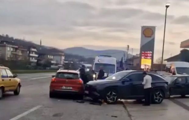 Bartın'da 3 aracın karıştığı kaza kamerada: 2 yaralı