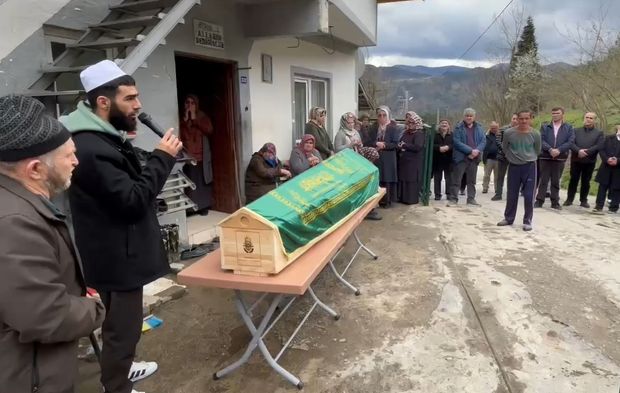 Engelli anne ve 2 oğlu ortada kaldı