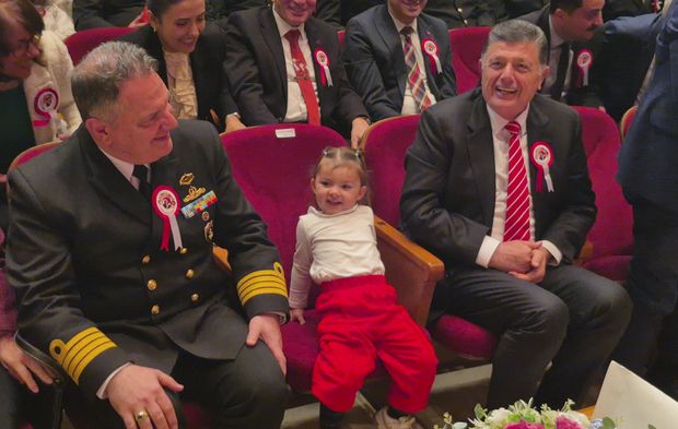 Annesinin elinden kurtulan minik, Vali’nin koltuğuna oturdu