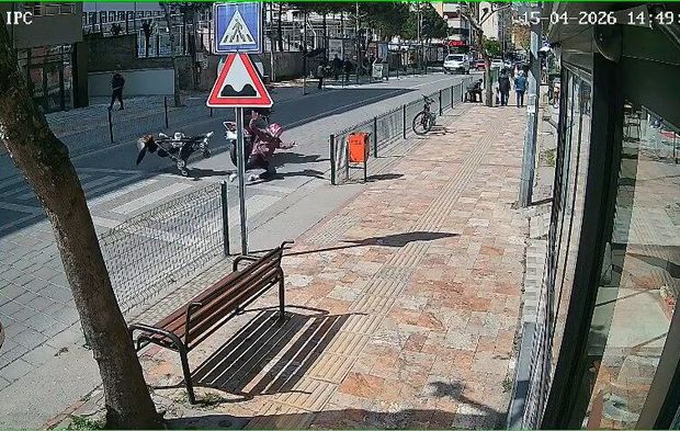 Anne ve bebeğine motosikletin çarptığı kaza kamerada
