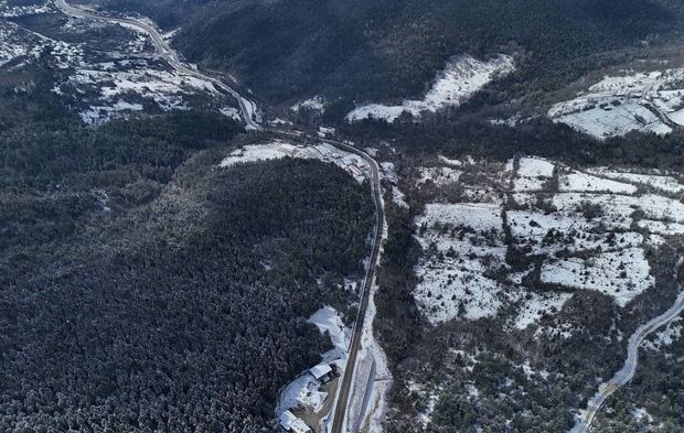 Beyaza bürünen Bartın-Karabük yolu dronla görüntülendi
