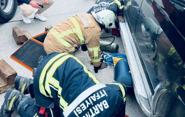 Manevra yapan minibüsün altında kalan kadın kadın yaralandı