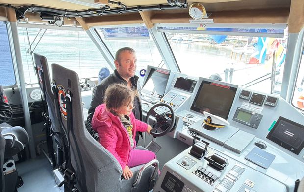 Amasra'da çocuklar sahil güvenlik botunu gezdi