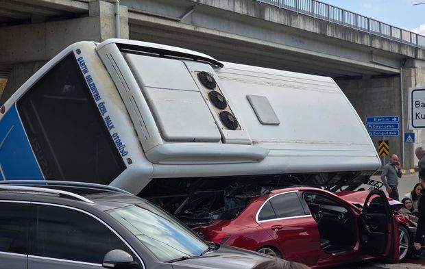 Üniversite Kavşağında Feci Kaza