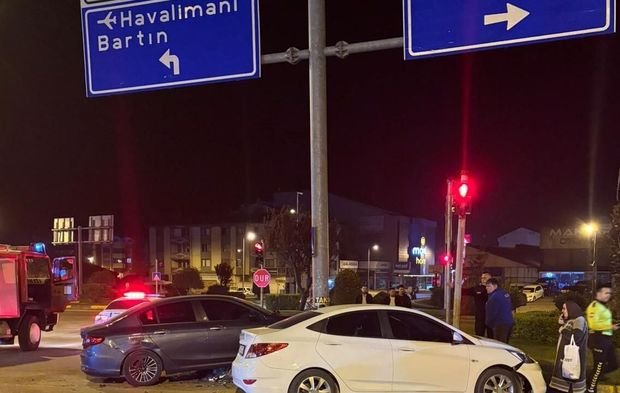 Otomobil önce araca, ardından yön direğine çarptı: 2 yaralı