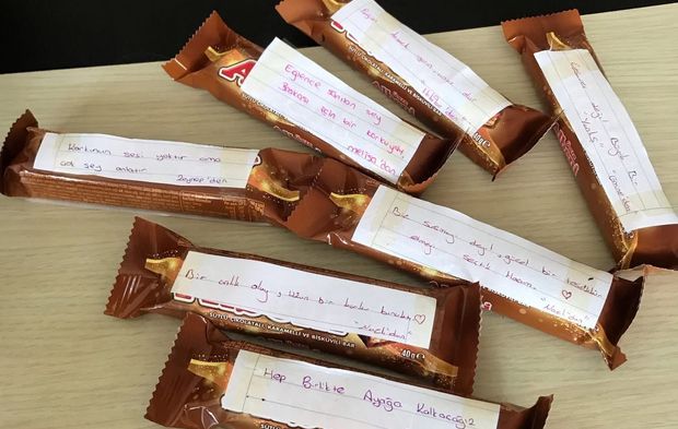 Öğrencilerden Öğretmenlerine Çikolatalı Destek