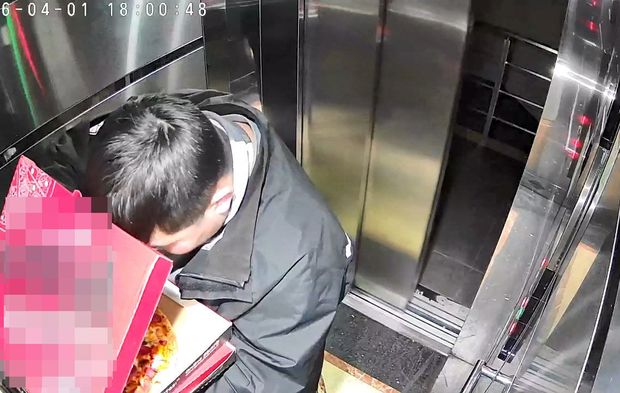 Götürdüğü pizzayı yiyip asansöre tuvaletini yaptı