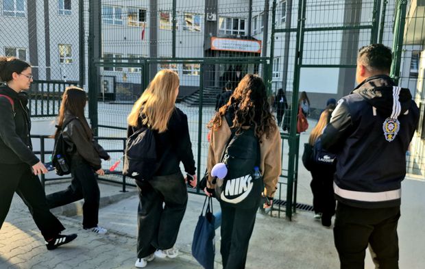 Bartın'da Polis okul önlerinde kuş uçurtmuyor