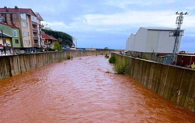 Bartın'da denizin rengi kırmızıya büründü