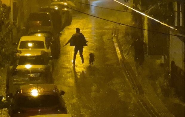 Bartın'da vatandaşların fırtınayla imtihanı kamerada